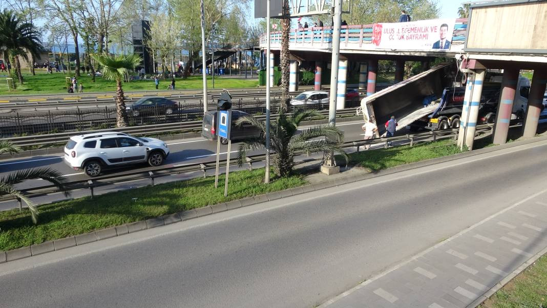 TIR’ın taşıdığı kamyon kasası köprüye sıkıştı - Resim: 6